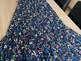 Stropkjole med blomstermotiv