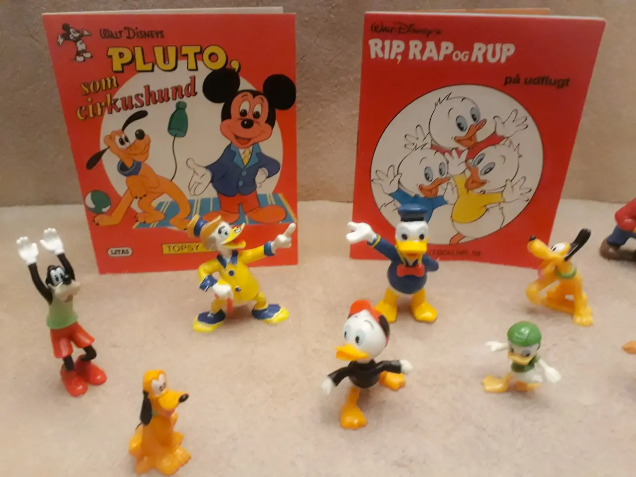 Billede 1 - 18 Disney Figurer, 2 Disneys Bøger