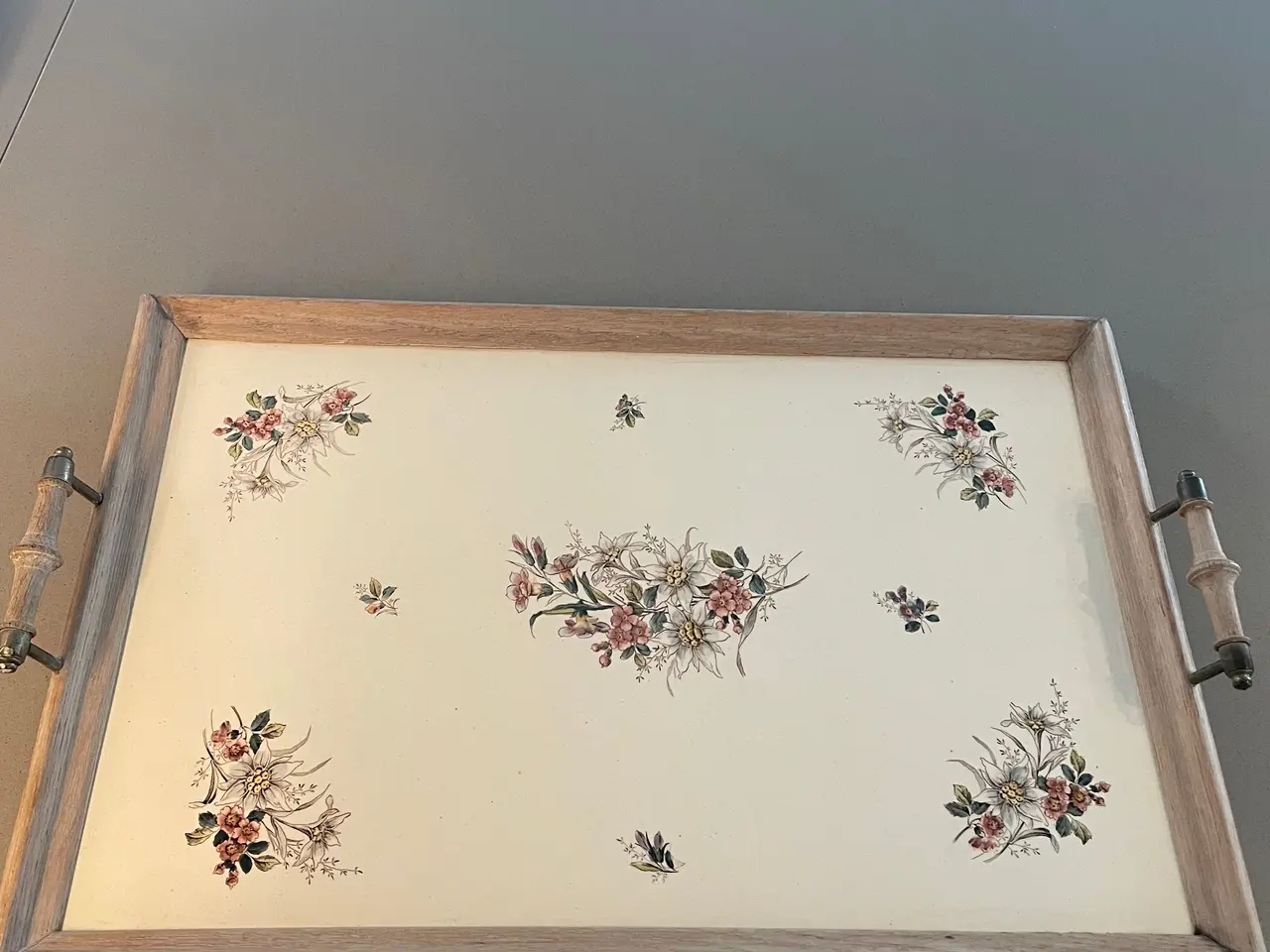 Billede 1 - Serveringsbakke med træramme og blomsterdekoration