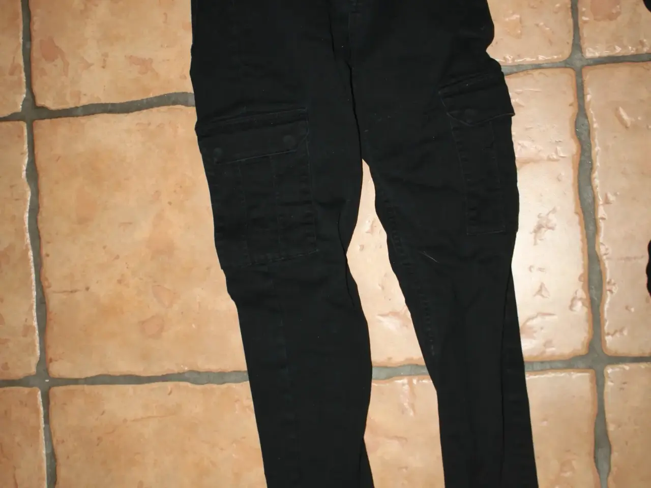 Billede 1 - Sort jeans fra H&M i str. 36
