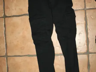Sort jeans fra H&M i str. 36