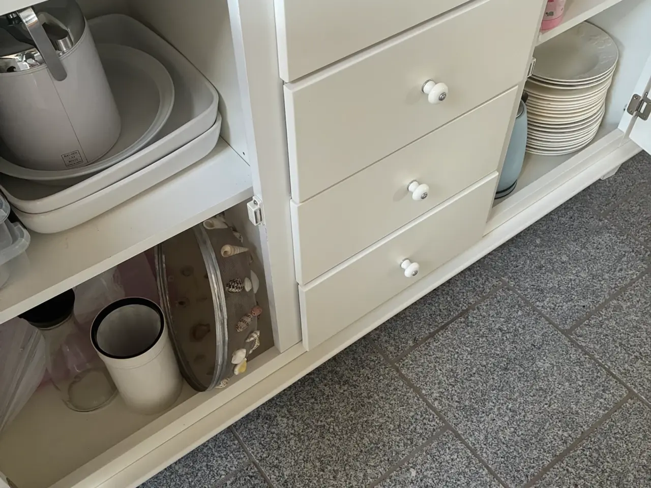 Billede 4 - Hvid lakeret skænk.