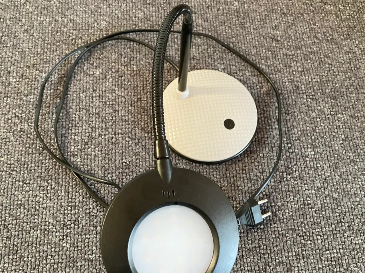 Billede 2 - Sort/Grå LED-Lampe 4,5 W , hoved og stamme drejbar