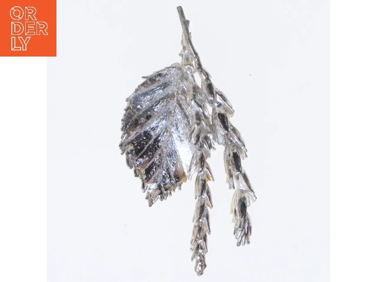 Billede 3 - Broche med blad og rakler i sølvfarve (str. 6,5x3 cm)