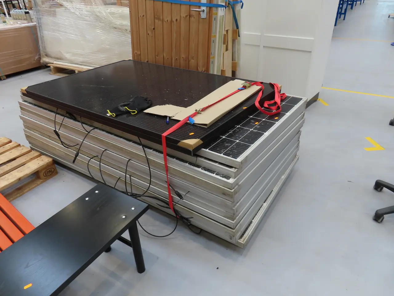Billede 1 - Palle med 14 stk. Solcellepaneler