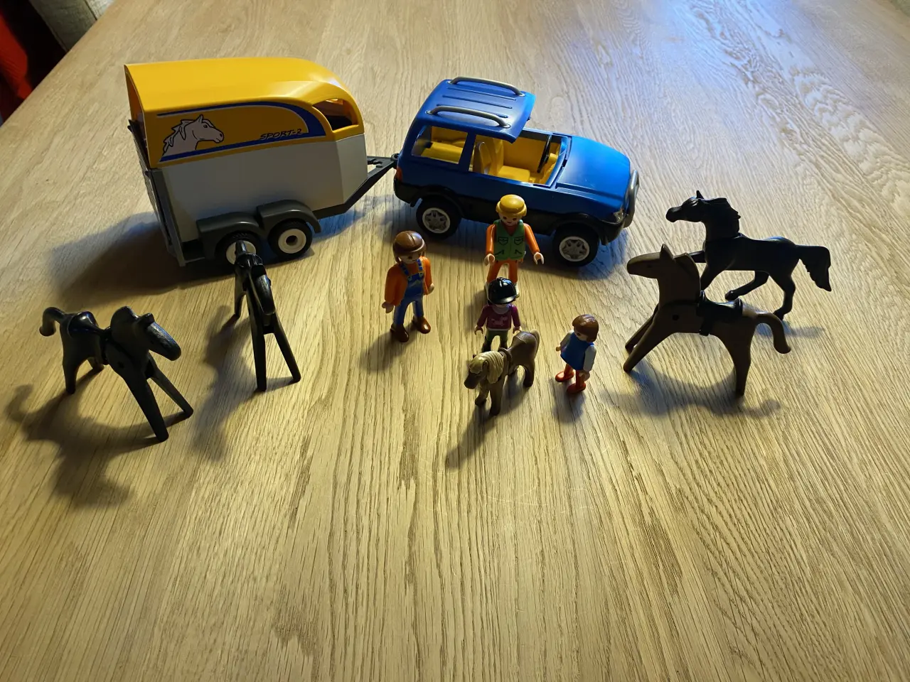 Billede 2 - Playmobil bil og hestetrailer