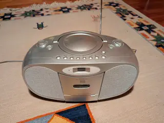 Radio med CD- og kassetteafspiller