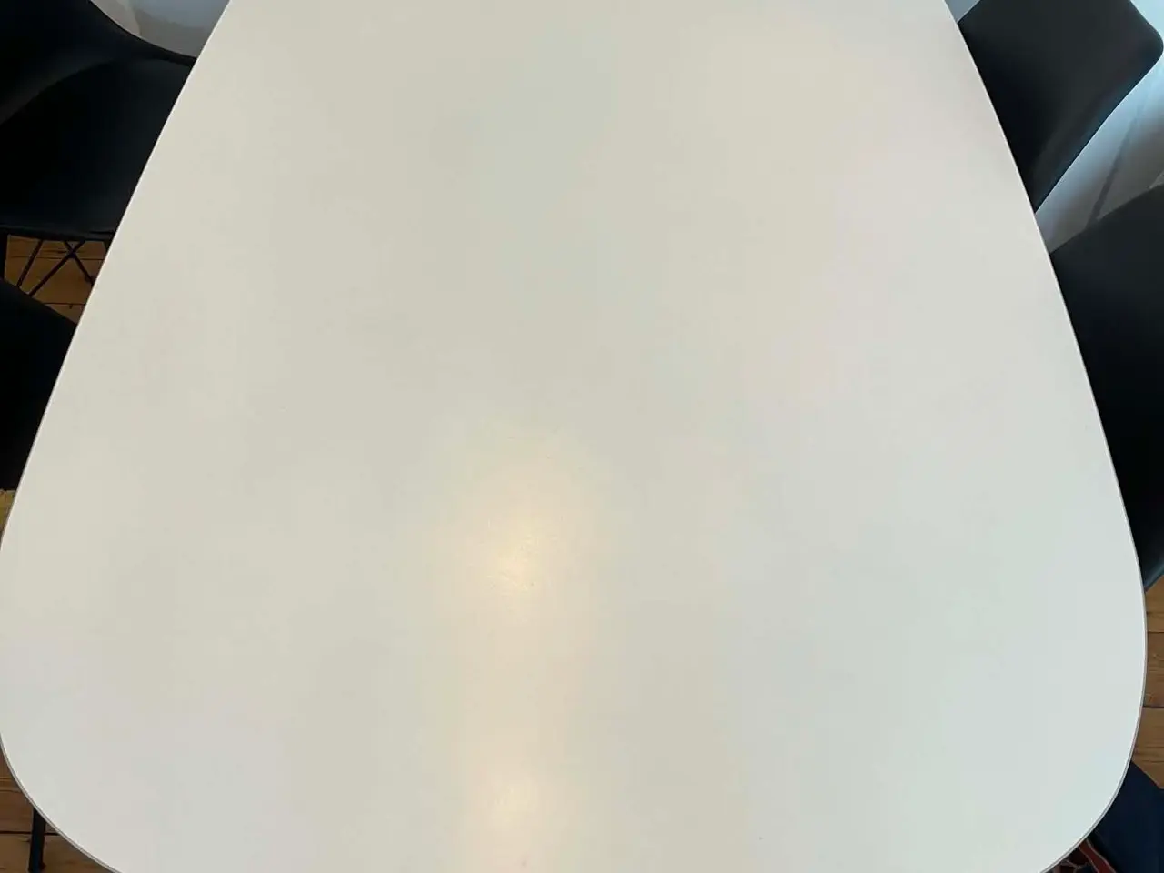 Billede 1 - Stilrent hvidt spisebord med metalben
