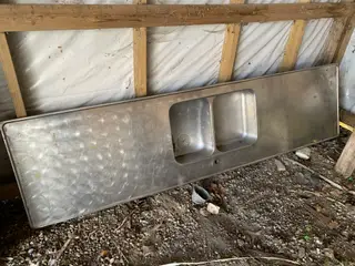 Rustfri bordplade med dobbeltvask.