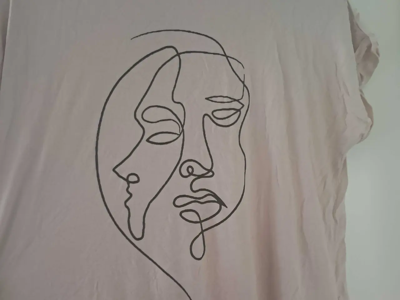 Billede 2 - Beige t-shirt med one line