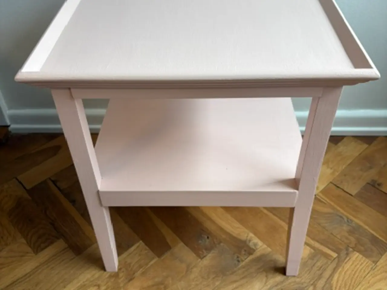Billede 1 - Lyserød sidebord / natbord med hylde, nymalet