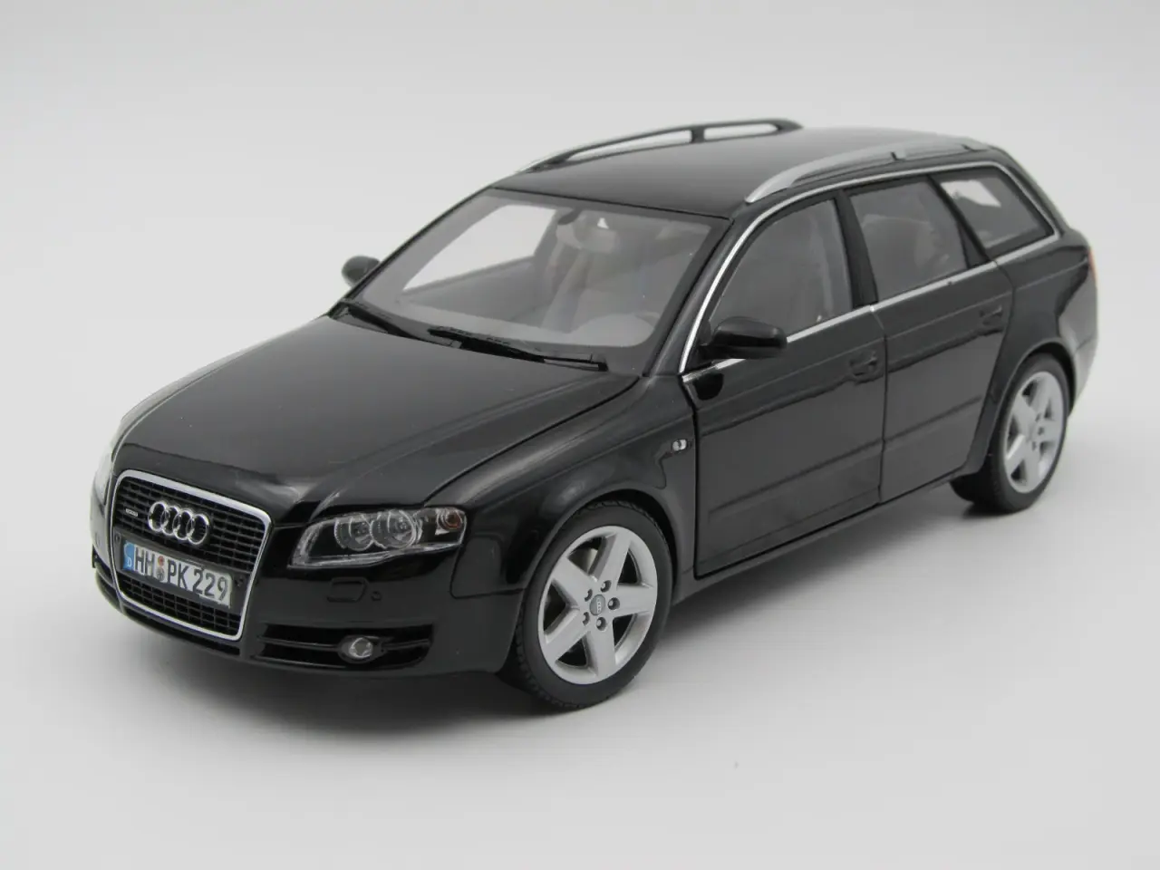 Billede 1 - 2005 Audi A4 Avant 3,2 FSI Quattro Minichamps 1:18