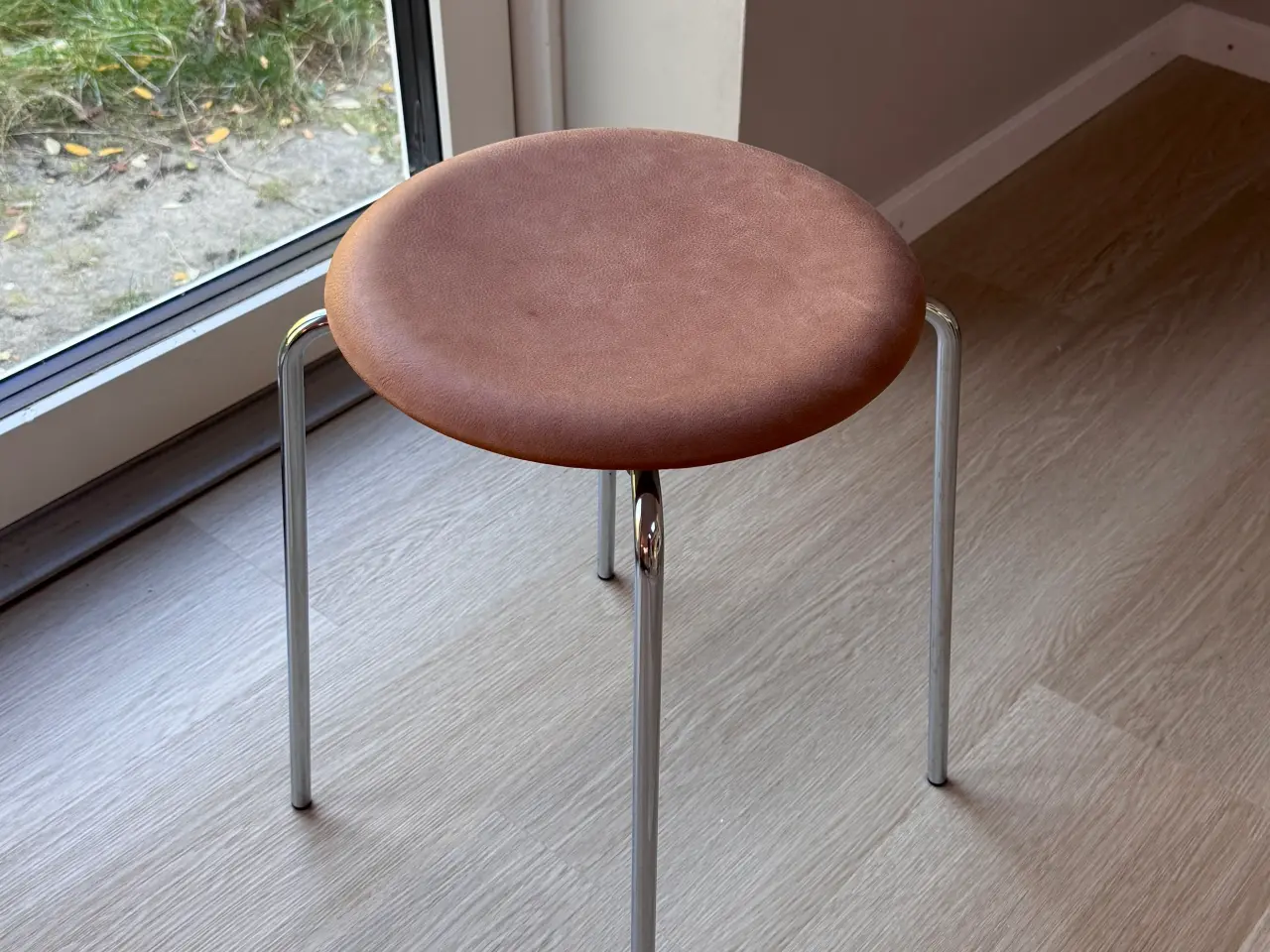 Billede 1 - Dot Stool Walnut - skammel af Fritz Hansen