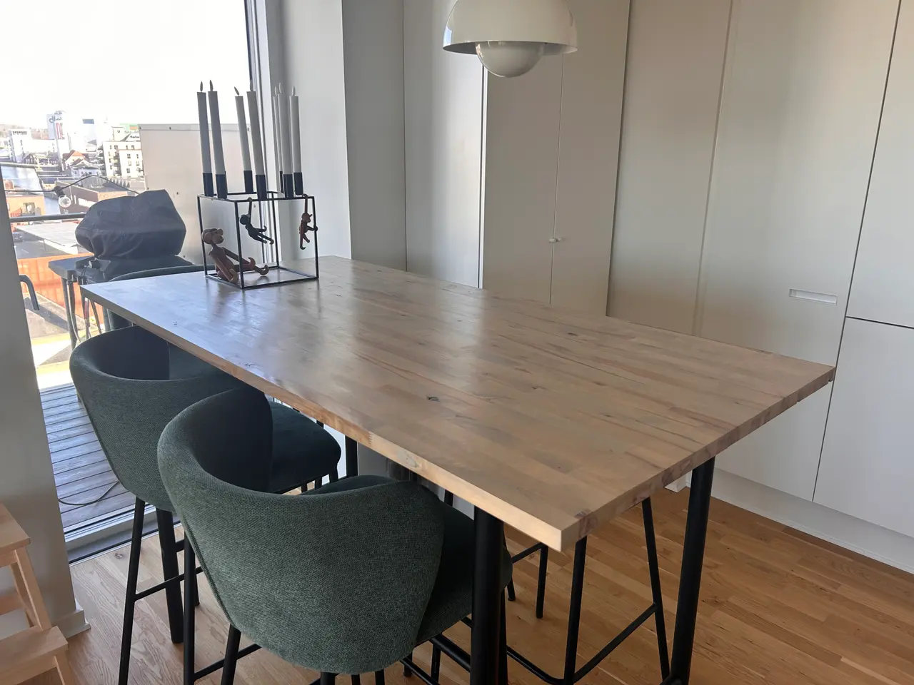 Billede 5 - Spisebord -bar med barstole 