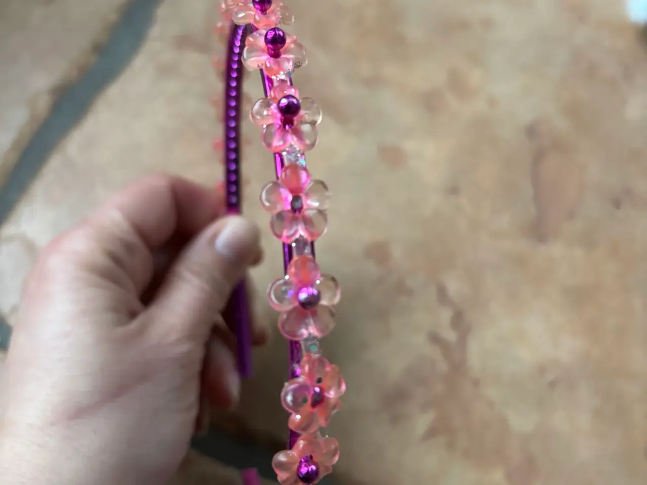 Billede 3 - Pink hårbøjle med lyserøde blomsterperler