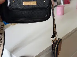 River Island taske