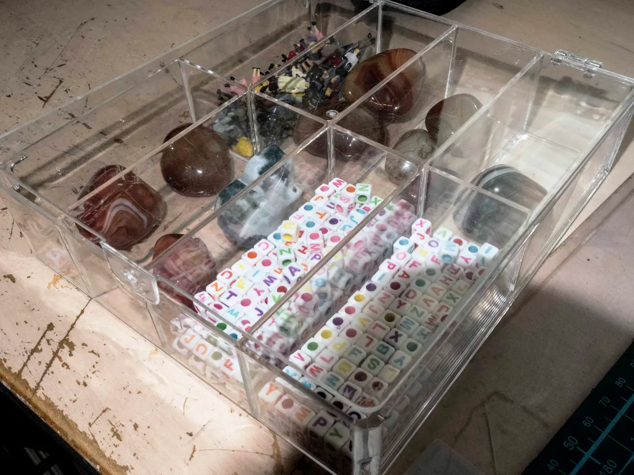 Billede 3 - Raritetsæske med små plastik-mennesker, pol. STEN.