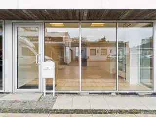 Charmerende og lyst butikslokale med stor synlig facade