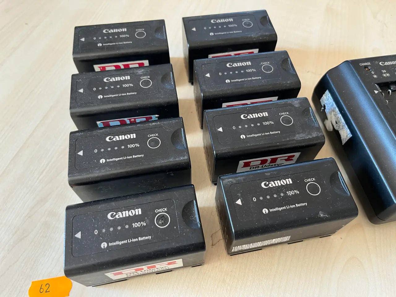 Billede 2 - Oplader og 8. Stk. Canon batterier