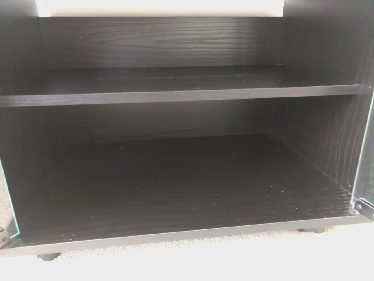 Billede 3 - Sort tv-bord / mediabænk med glaslåger