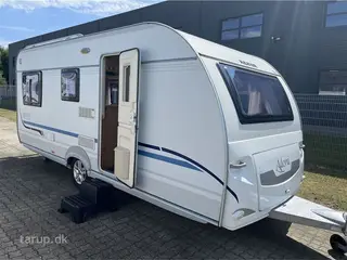 2009 - Adria Adora 512 UL Fortelt: Isabella Opus 300, Truma XT mover, rundsiddegruppe, blæservarme, alufælge, TV-antenne, køleskab, gulvtæpper, enkeltsenge