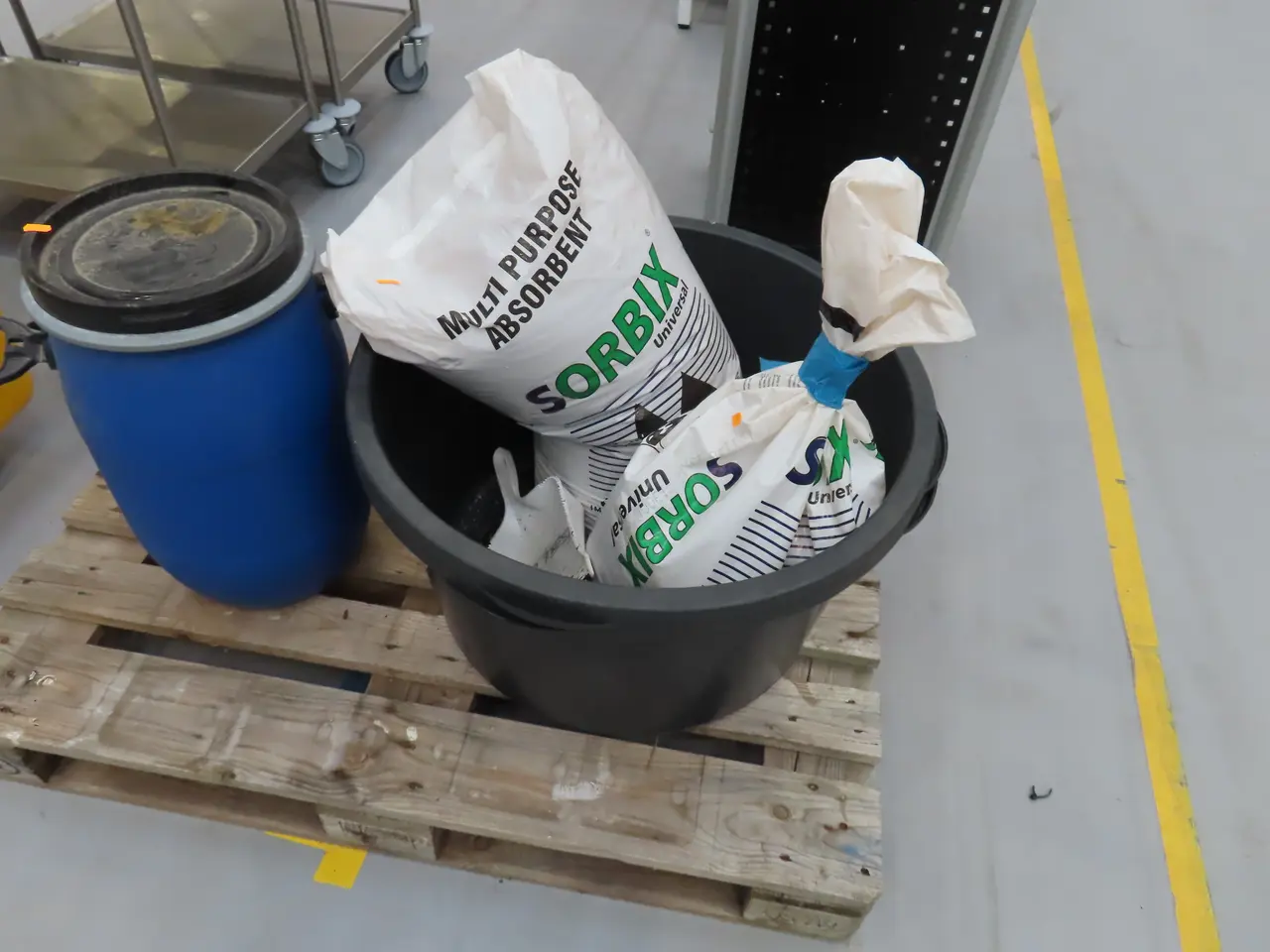Billede 2 - Palle med indhold samt 2 stk. Plastikkasser