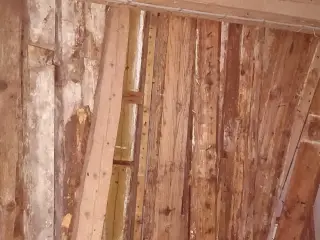 Bjælker og brædder fra nedrevet hus