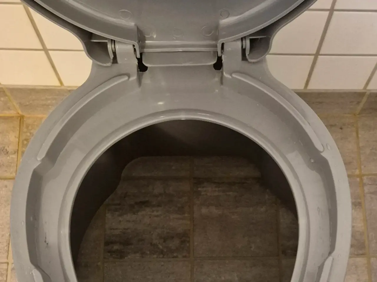 Billede 6 - Campingtoilet i grå med sort spand