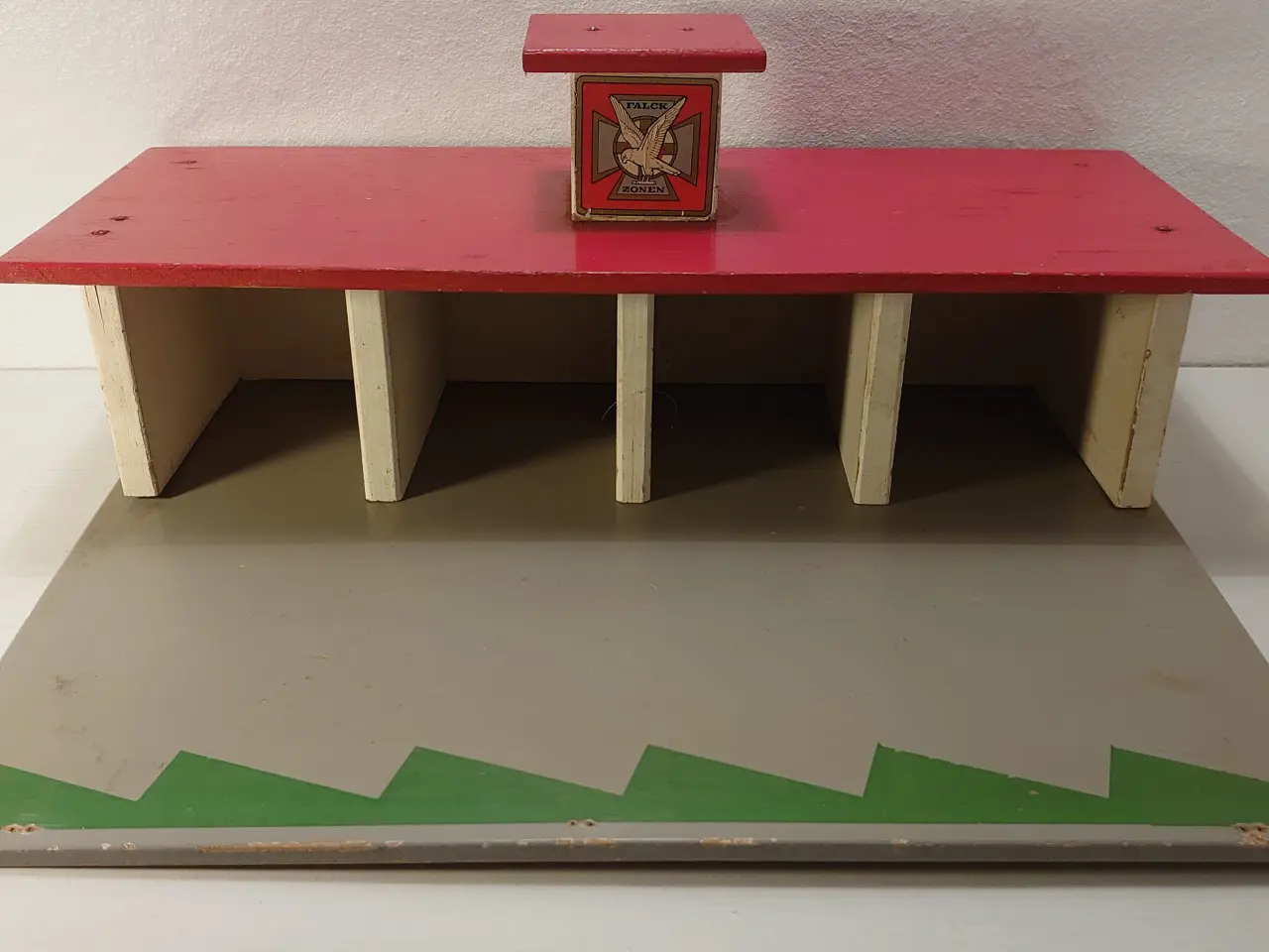 Billede 1 - Gammel Falck Zonen trægarage. L 35cm.