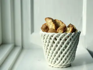 Urtepotteskjuler, snoet porcelæn, NB