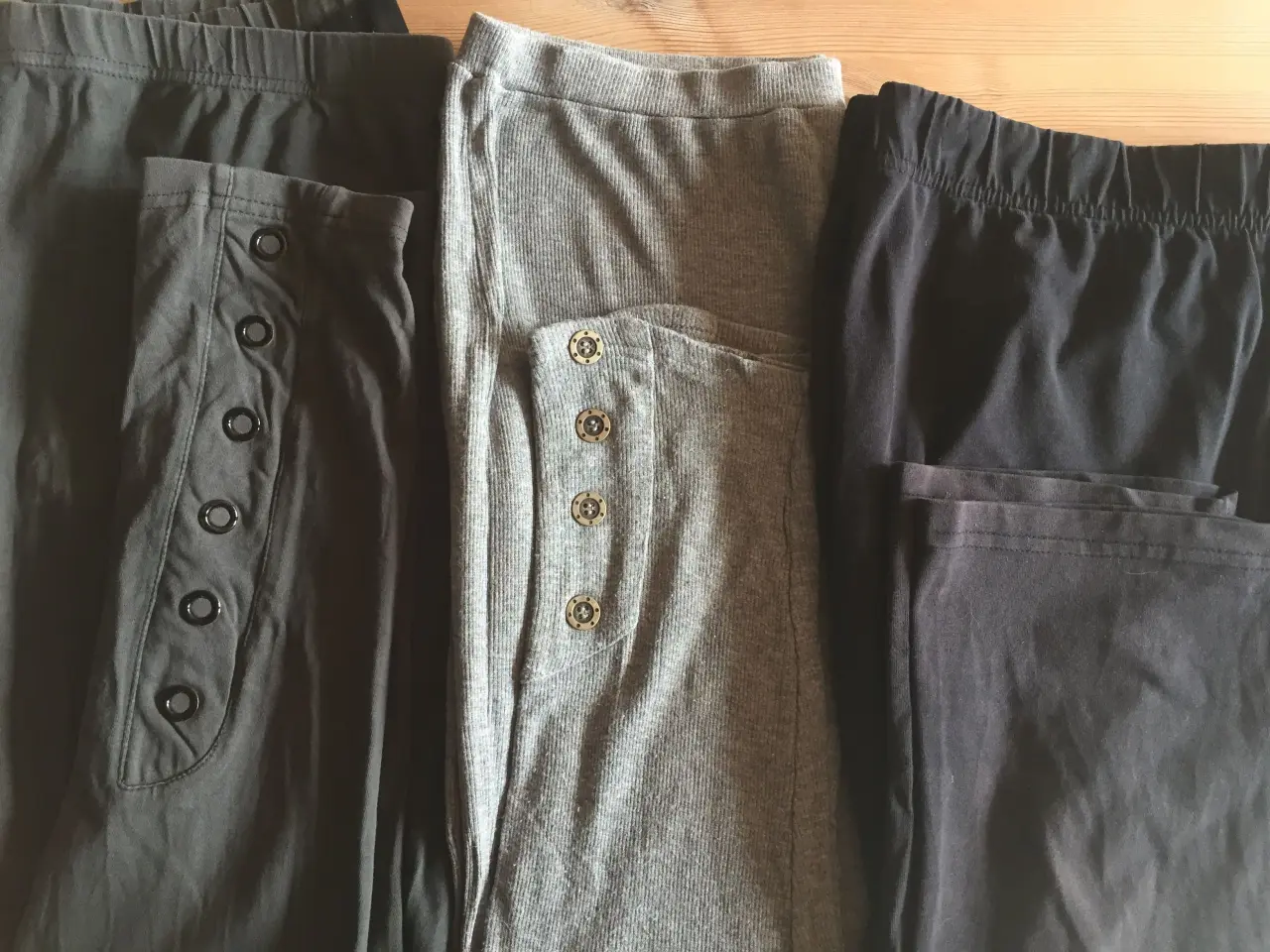Billede 1 - 5 par leggins og 1 par benvarmere, i alt 150 kr.