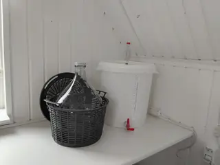 Udstyr til vinfremstilling.