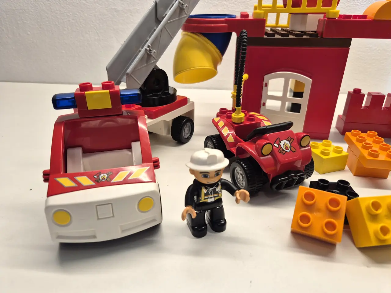 Billede 4 - Duplo Brandstation, Stigevogn med blink og lyd,