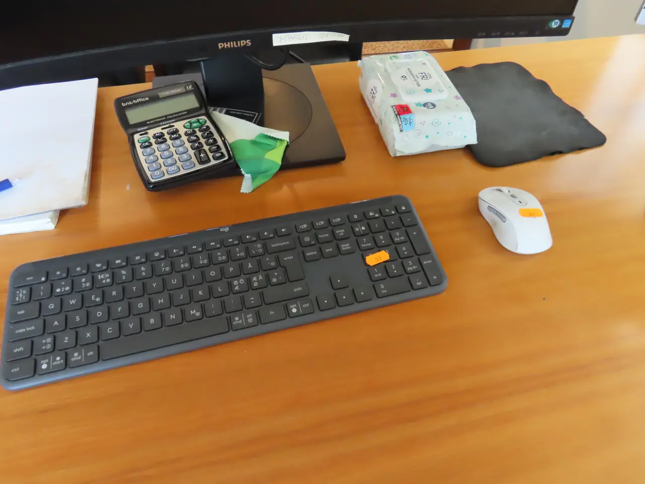 Billede 2 - 2 stk. Computerskærme PHILIPS 346B, HP E233 samt dockingstation LENOVO
