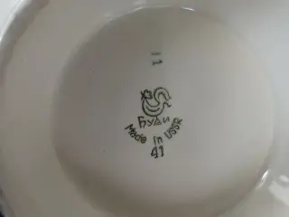 Diverse skåle, fade og karaffel iglas og porcelæn.