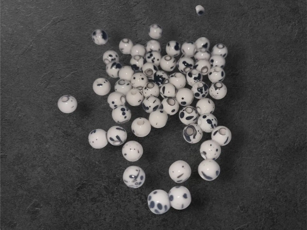 Billede 1 - Eksklusive akrylperler – 8 mm sort og hvid, 10 stk