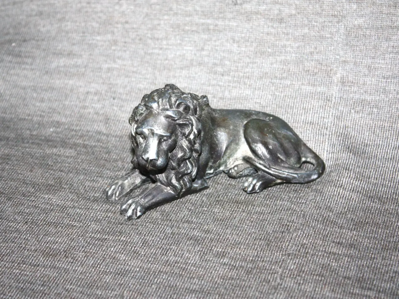 Billede 2 - Løve figur i metal længde 10,5 cm