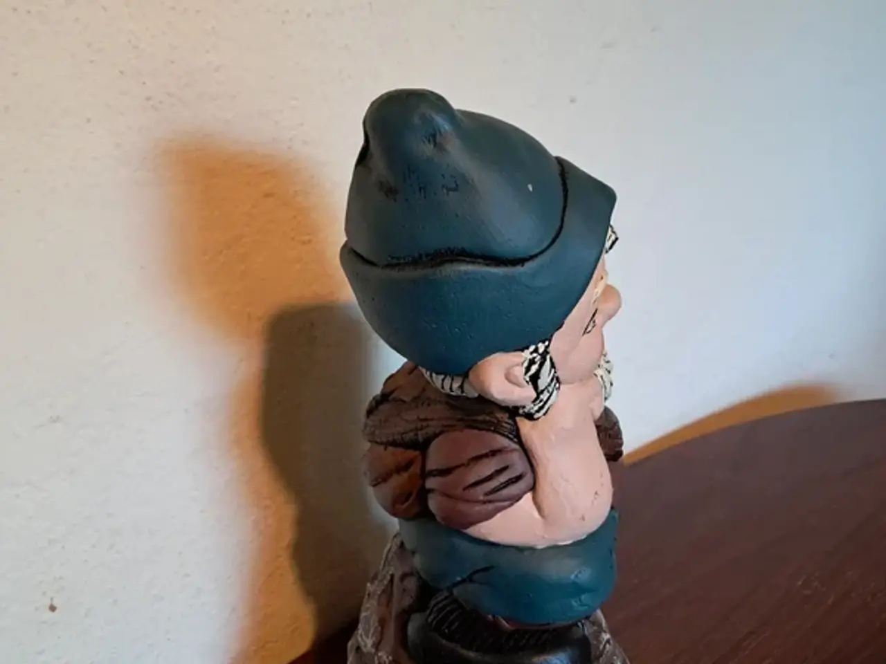 Billede 4 - Haveskulptur Nisse Figur Blå Hatte Brun Jakke