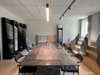 Super præsentabelt showroom centralt i Hillerøds erhvervskvarter