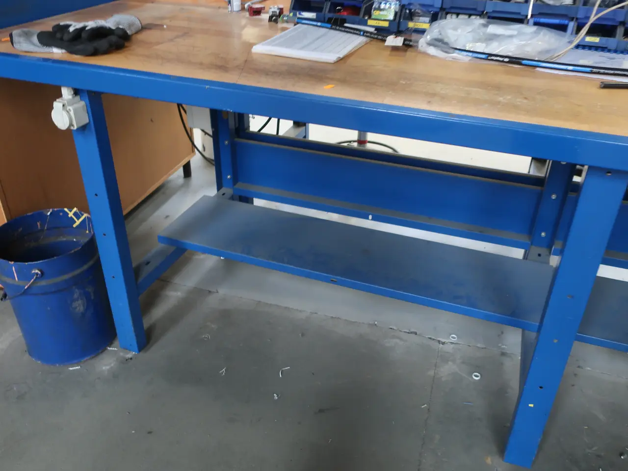 Billede 6 - Arbejdsbord med indhold