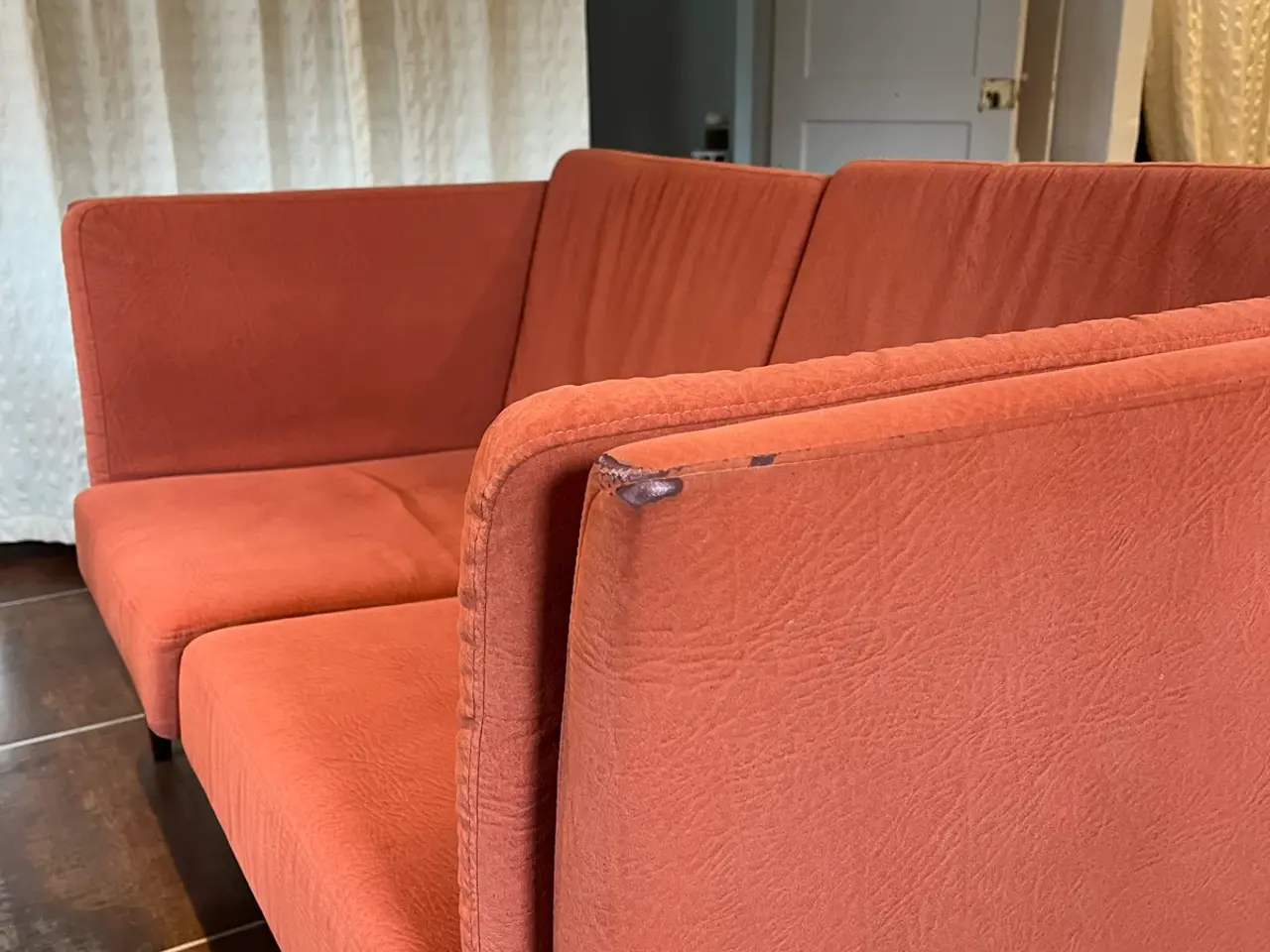 Billede 2 - 2 Pers. Sofa i blødt ruskind