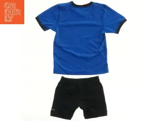 Blå t-shirt og sorte short/bade sæt med fodboldmotiv fra Anky (str. 86)