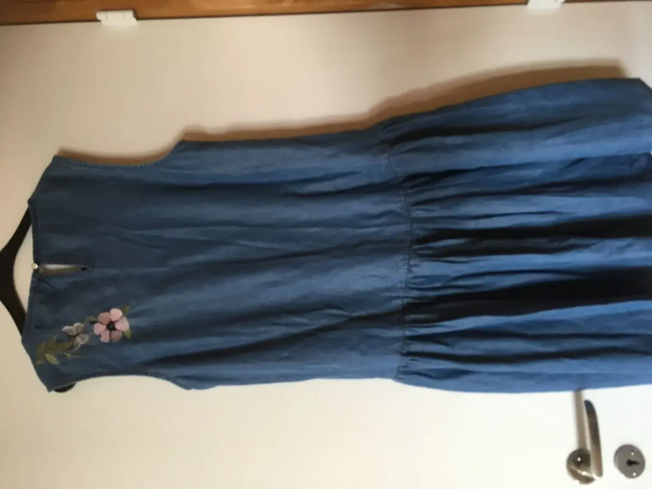 Billede 3 - Denim Sommerkjole m broderi, ny