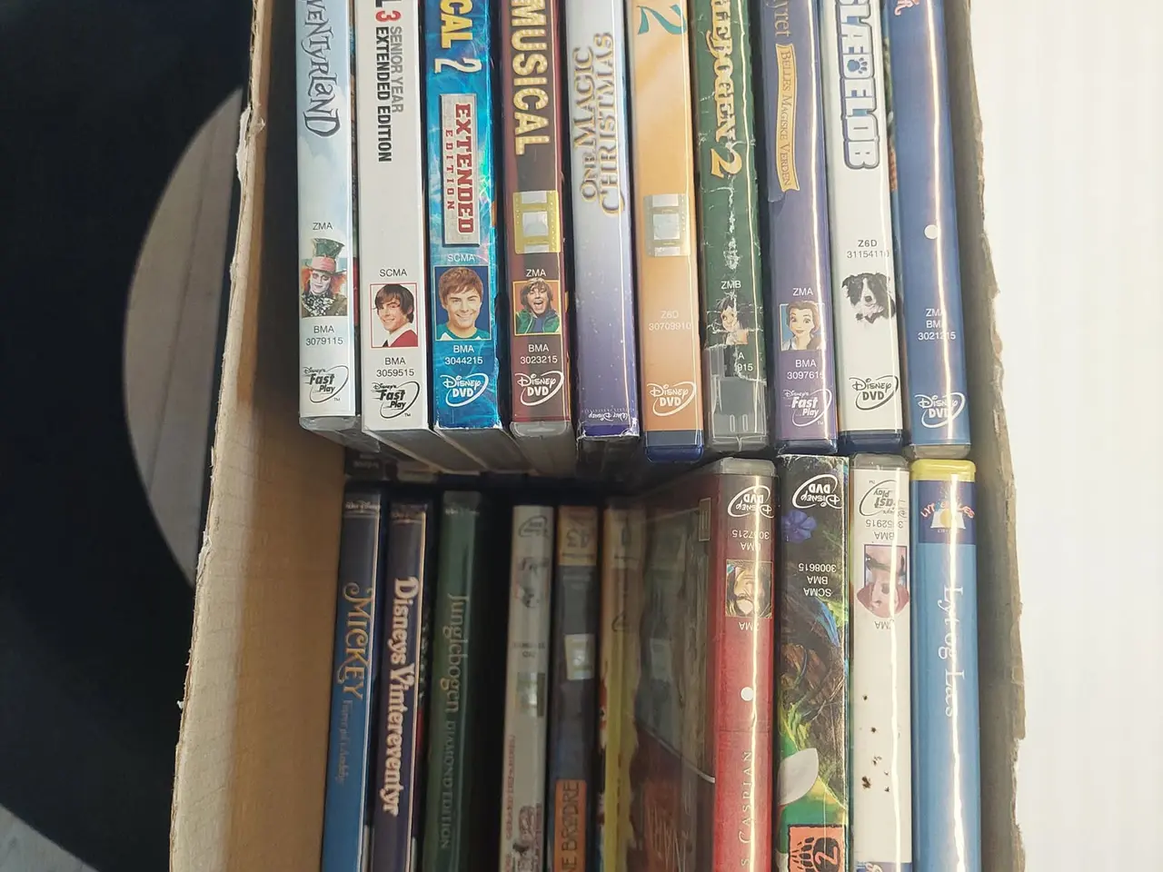 Billede 1 - Stor kasse med Disney film (34 stk DVD) – perfekt