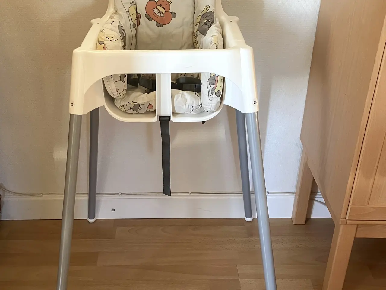 Billede 1 - Høj stol – IKEA.  