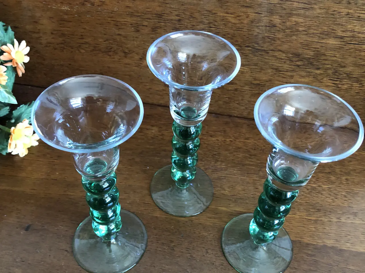 Billede 1 - 3 fine lysestager i grønt glas. -  samlet