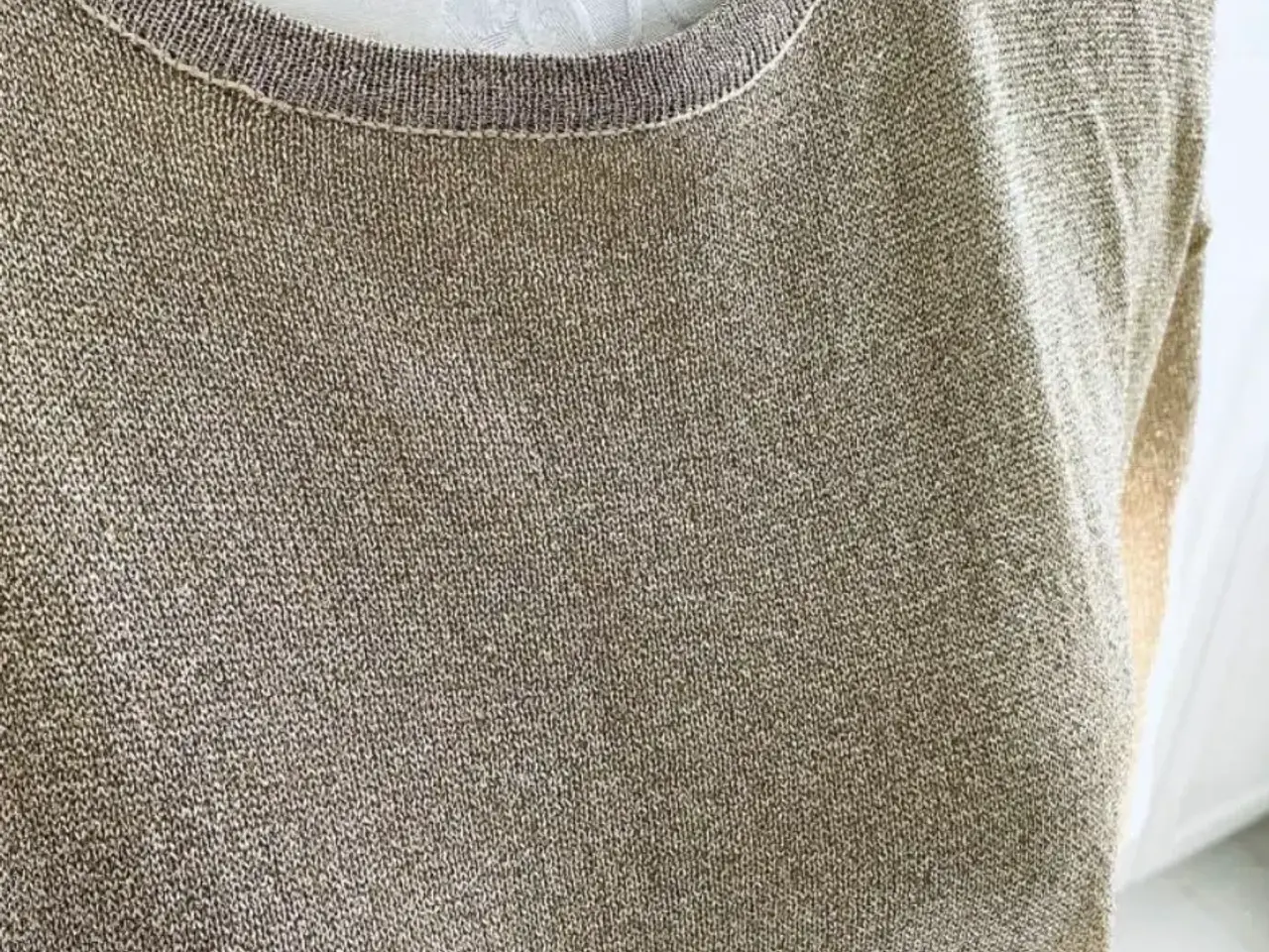 Billede 3 - Lene sand t-shirt i guldglimmer