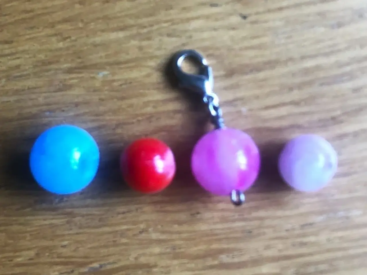 Billede 7 - Vedhæng med pink, marmoreret perle. Til armbånd.