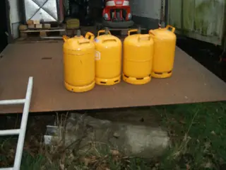 Gule små og store gasflasker sælges.