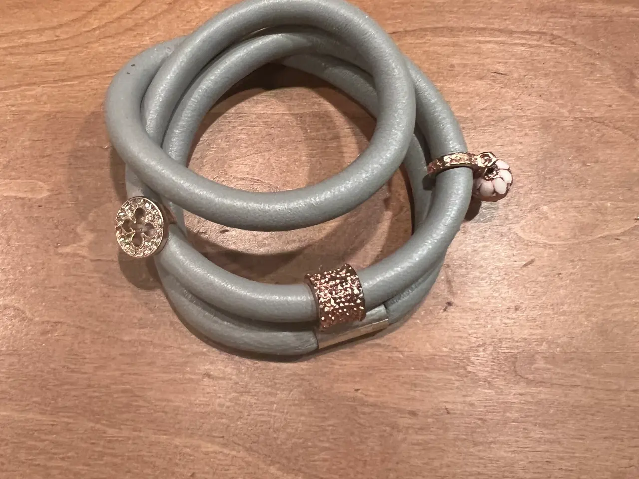 Billede 1 - Flot pilgrim armbånd med 3 charms